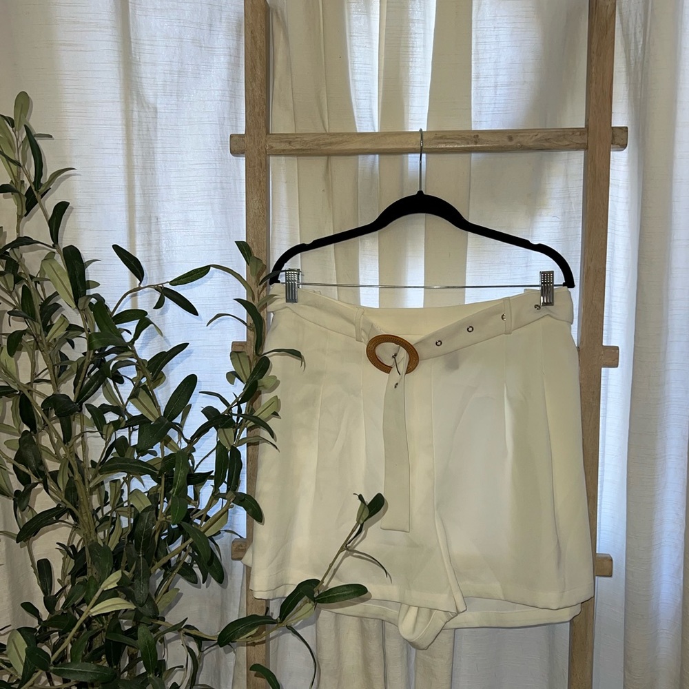 White Flowy Shorts - US20 (4XL)